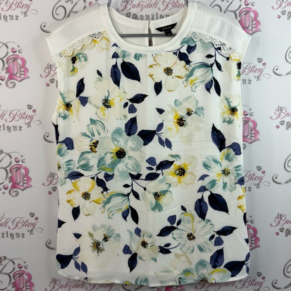 RW&CO. T-shirt top flowers Women's Floral Short Sleeve Top - White and Blue